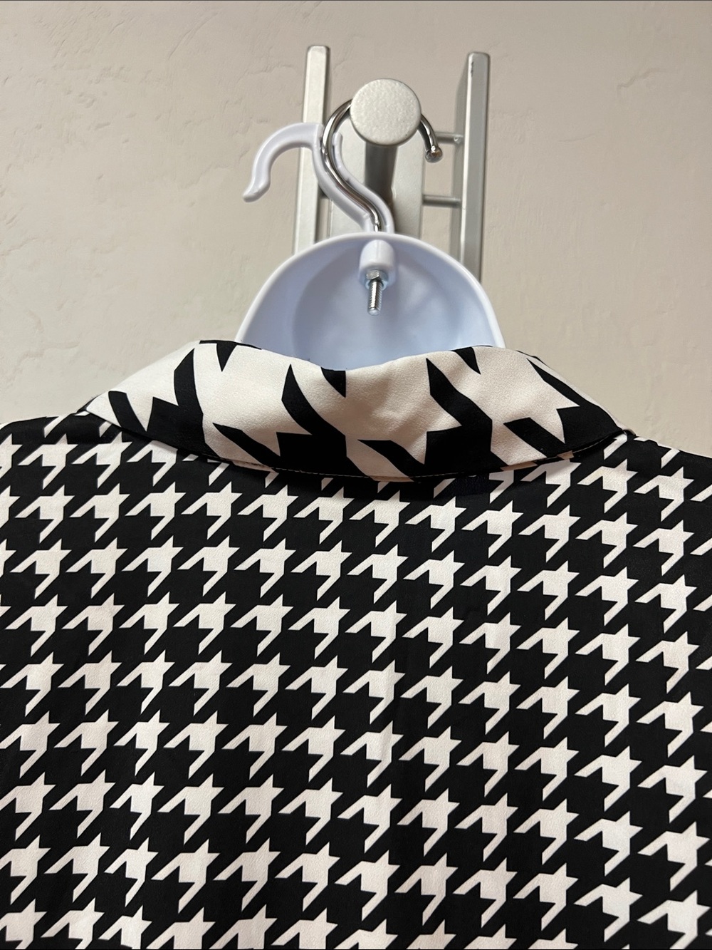 Eloquii Black and White Houndstooth Button-Down Puff Sleeve Blouse Size 24 - Picture 9 of 16